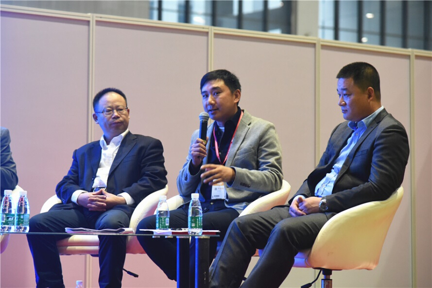 北京調(diào)良寵物職業(yè)培訓(xùn)學(xué)校校長(zhǎng)何軍先生闡述中國(guó)目前的寵物培訓(xùn)機(jī)構(gòu)現(xiàn)狀